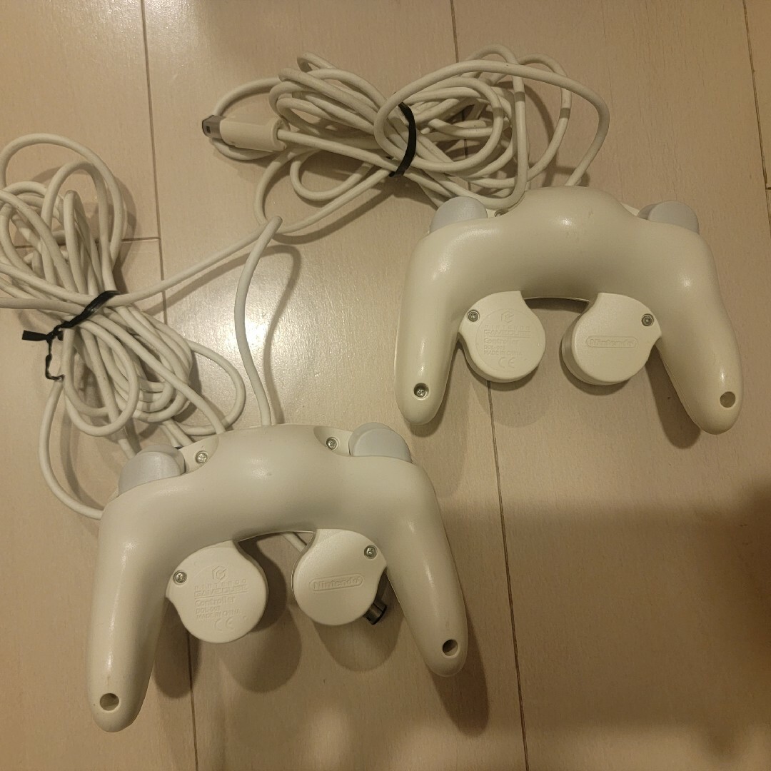 ゲームキューブコントローラー スマブラホワイト 2個+ホワイト2個セット エンタメ/ホビーのゲームソフト/ゲーム機本体(その他)の商品写真