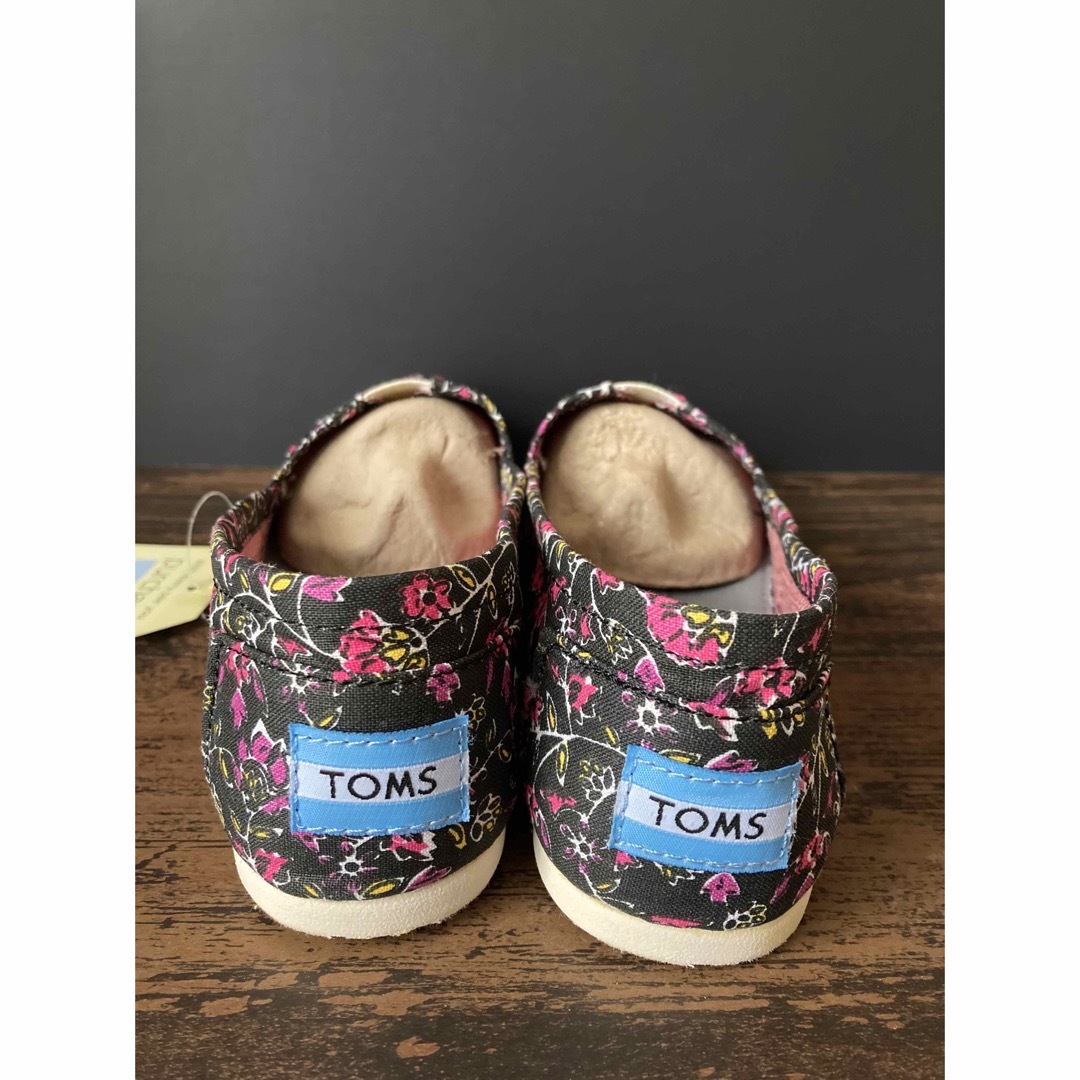 TOMS(トムズ)の●新品 TOMS スリッポンシューズ 花柄 23cm 袋付● レディースの靴/シューズ(スリッポン/モカシン)の商品写真