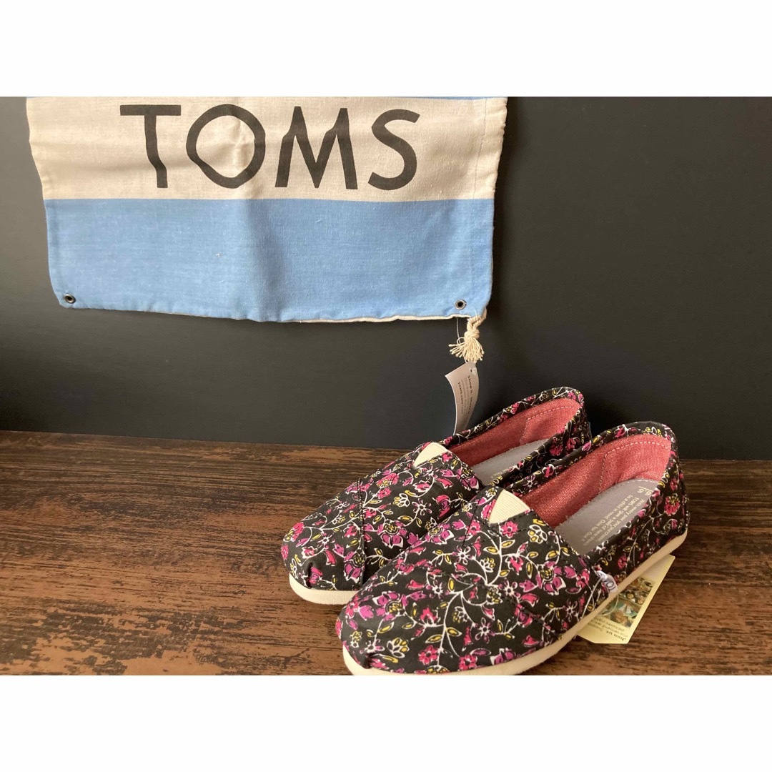 TOMS(トムズ)の●新品 TOMS スリッポンシューズ 花柄 23cm 袋付● レディースの靴/シューズ(スリッポン/モカシン)の商品写真