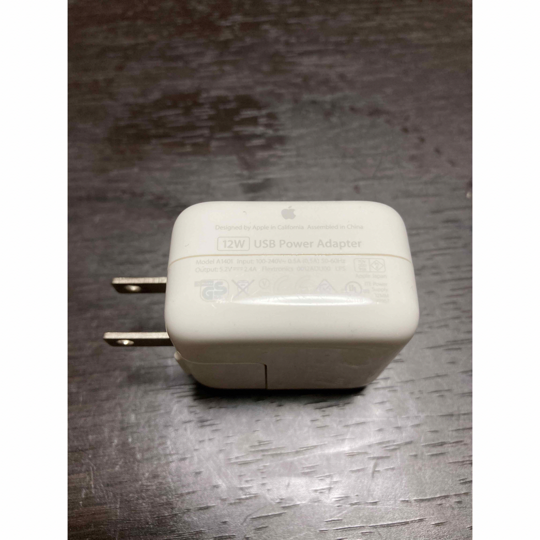 Apple(アップル)のApple純正 iPhone/iPad/iPod用 12W USB電源アダプター スマホ/家電/カメラのスマートフォン/携帯電話(バッテリー/充電器)の商品写真