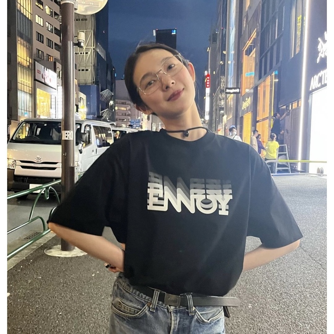 【ennoy】ELECTRIC LOGO GRADATION tシャツ