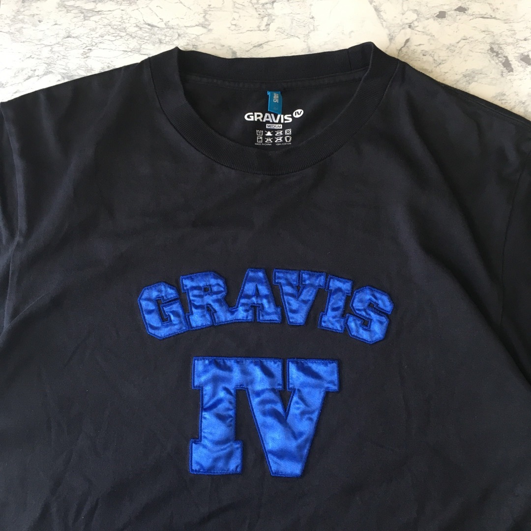 gravis(グラビス)のgravis グラヴィス　ロゴ　ワッペン　Tシャツ　ブラック×ブルー メンズのトップス(Tシャツ/カットソー(半袖/袖なし))の商品写真