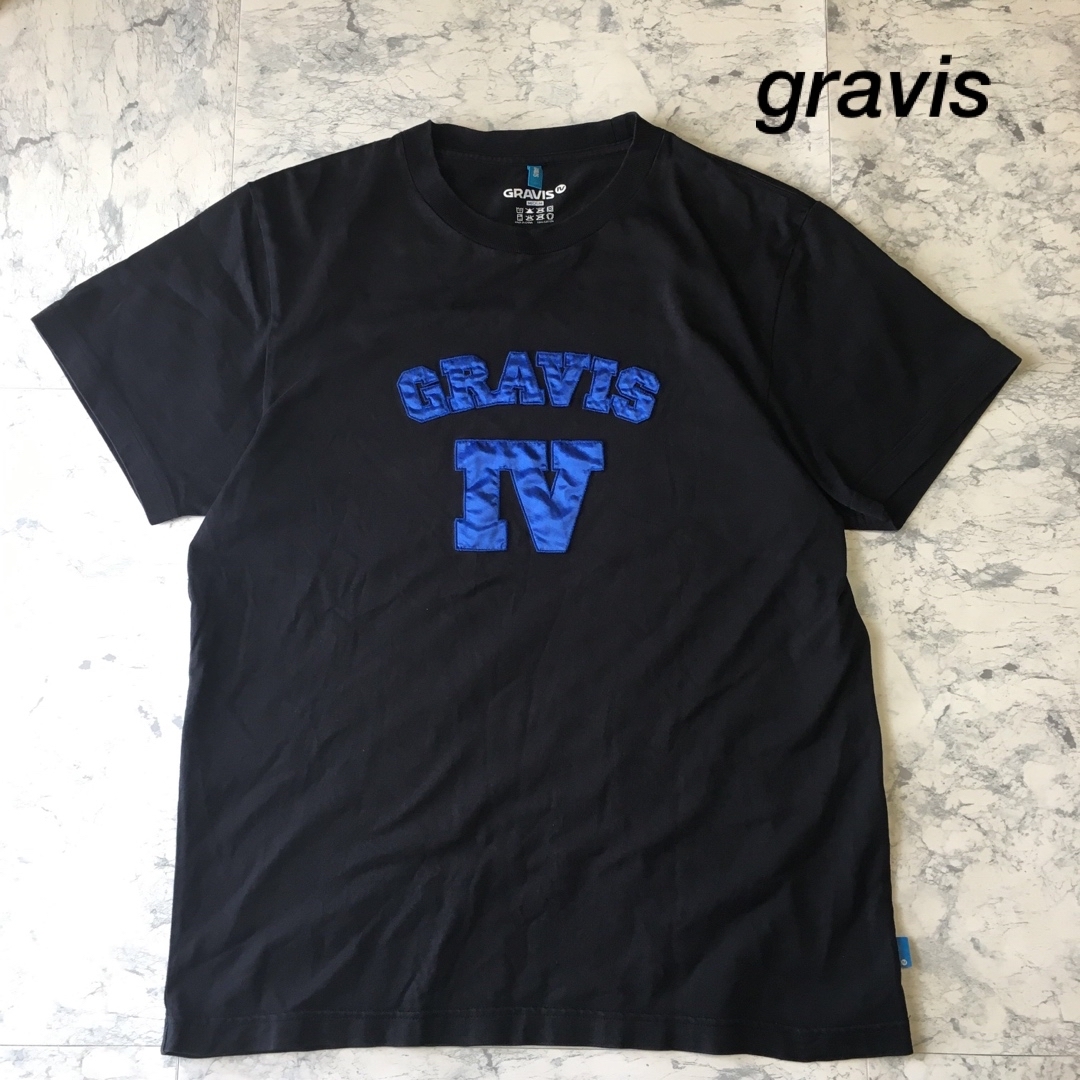 gravis(グラビス)のgravis グラヴィス　ロゴ　ワッペン　Tシャツ　ブラック×ブルー メンズのトップス(Tシャツ/カットソー(半袖/袖なし))の商品写真