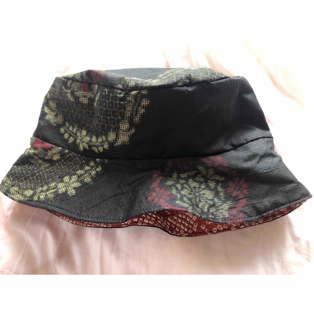 お値下げ！大島紬と赤い絞りのリバーシブル帽子 レディースの水着/浴衣(和装小物)の商品写真