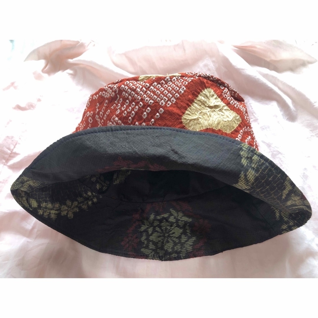 お値下げ！大島紬と赤い絞りのリバーシブル帽子 レディースの水着/浴衣(和装小物)の商品写真