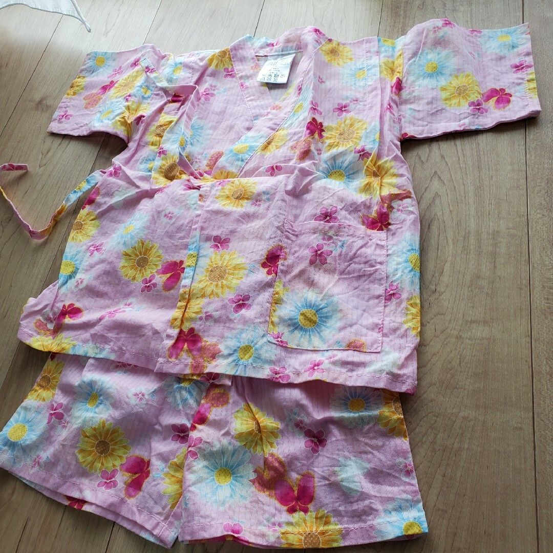 西松屋(ニシマツヤ)の女の子　100サイズ　甚平 キッズ/ベビー/マタニティのキッズ服女の子用(90cm~)(甚平/浴衣)の商品写真