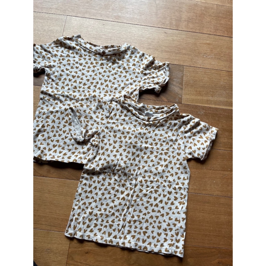 H&M(エイチアンドエム)の1回着用のみ　H&M Baby ブラウンハートTシャツ２枚セット 1.5Y-2Y キッズ/ベビー/マタニティのベビー服(~85cm)(Ｔシャツ)の商品写真