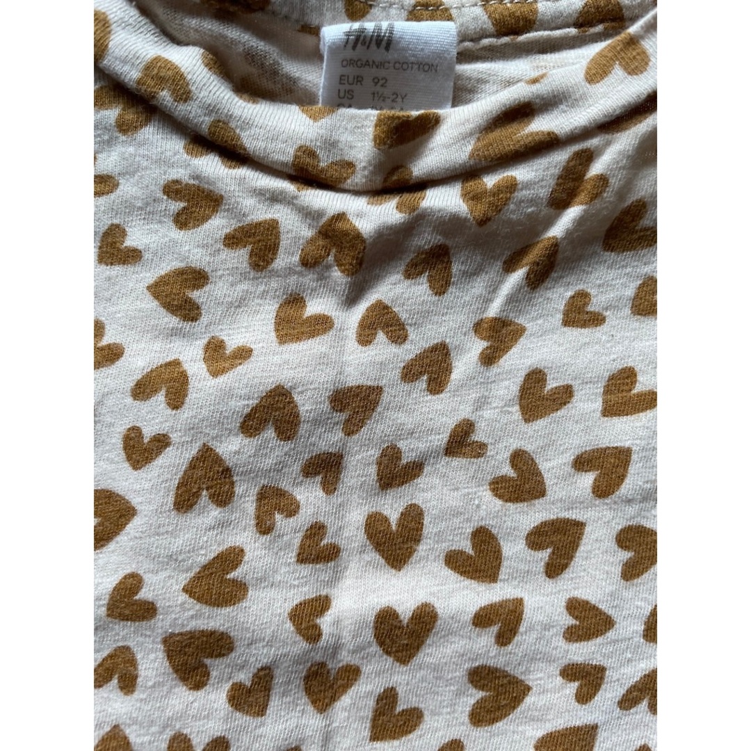 H&M(エイチアンドエム)の1回着用のみ　H&M Baby ブラウンハートTシャツ２枚セット 1.5Y-2Y キッズ/ベビー/マタニティのベビー服(~85cm)(Ｔシャツ)の商品写真