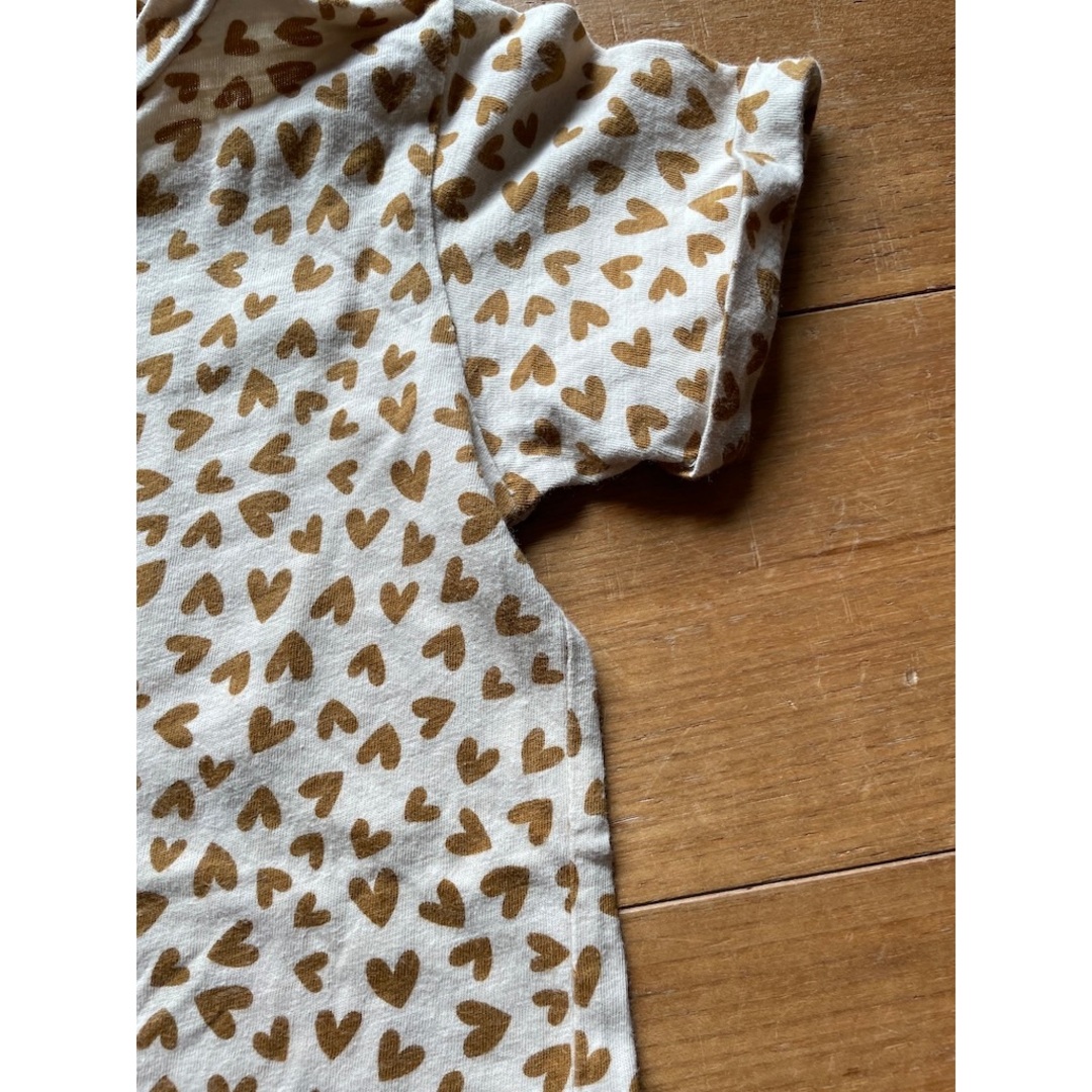 H&M(エイチアンドエム)の1回着用のみ　H&M Baby ブラウンハートTシャツ２枚セット 1.5Y-2Y キッズ/ベビー/マタニティのベビー服(~85cm)(Ｔシャツ)の商品写真