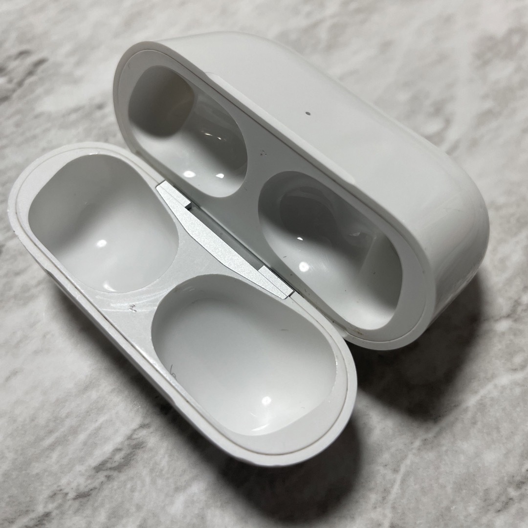 Apple(アップル)のAirPods Pro ケースのみ スマホ/家電/カメラのオーディオ機器(ヘッドフォン/イヤフォン)の商品写真