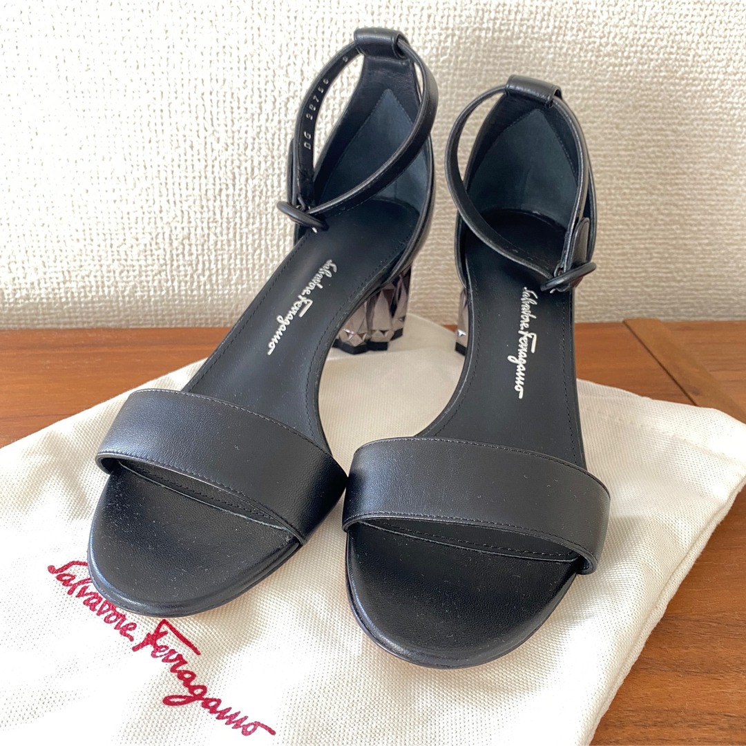 新品◆FERRAGAMO ストラップサンダル ジオメトリックヒール