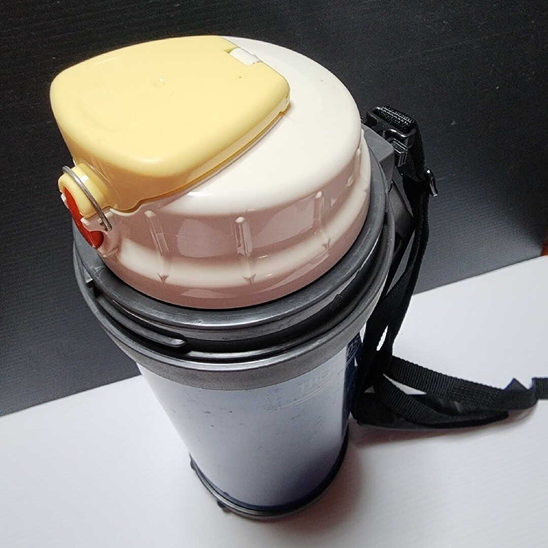 THERMOS(サーモス)のステンレスボトル　2L インテリア/住まい/日用品の日用品/生活雑貨/旅行(日用品/生活雑貨)の商品写真