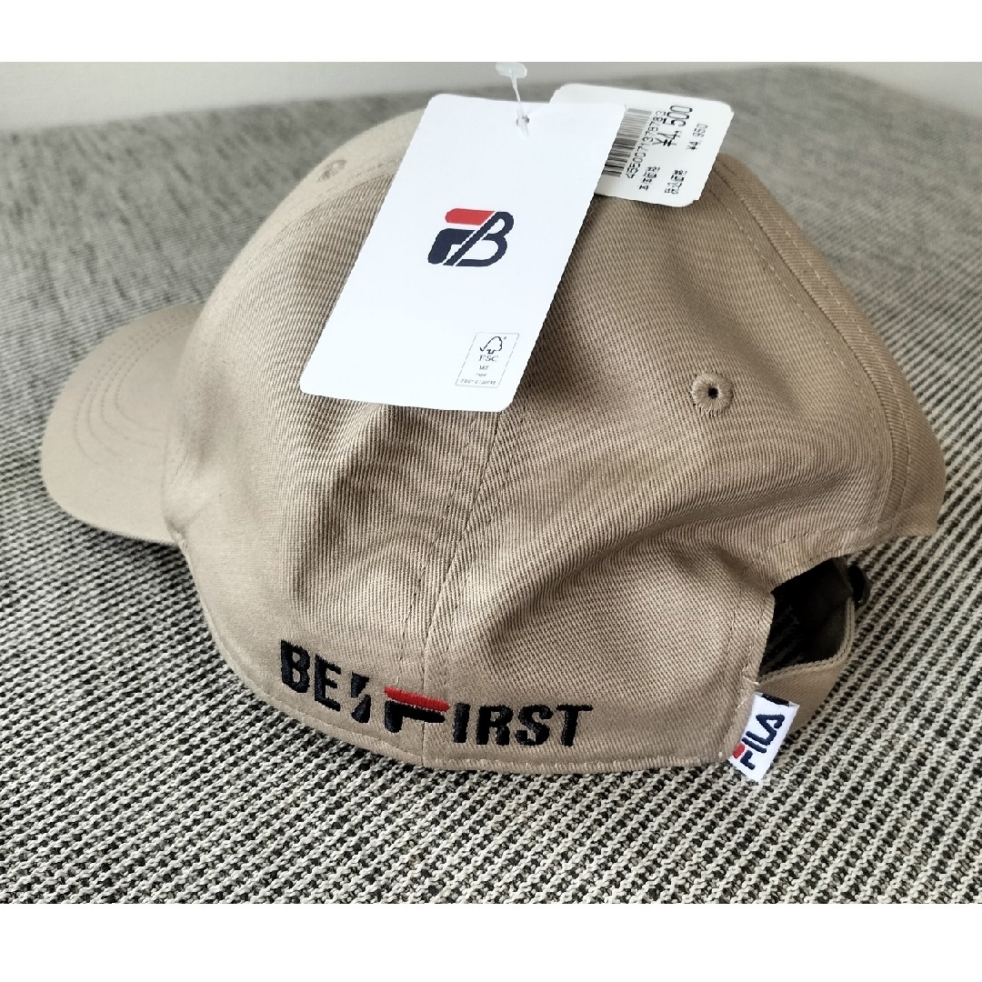 BE:FIRST(ビーファースト)のFILA✕BE:FIRST  ベージュ 完売カラー 刺繍ロゴ キャップ エンタメ/ホビーのタレントグッズ(ミュージシャン)の商品写真