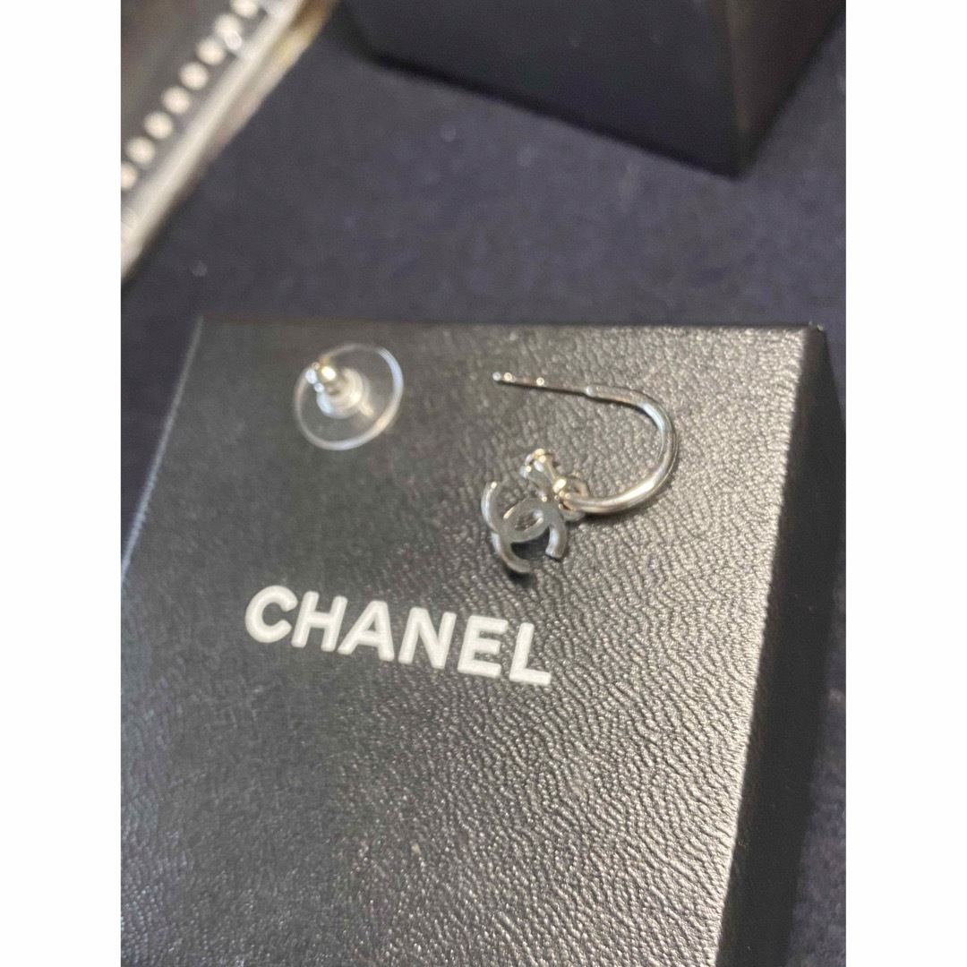 CHANEL(シャネル)の販売再開 シャネル フープピアス シルバー 正規品 片耳 メンズのアクセサリー(ピアス(片耳用))の商品写真