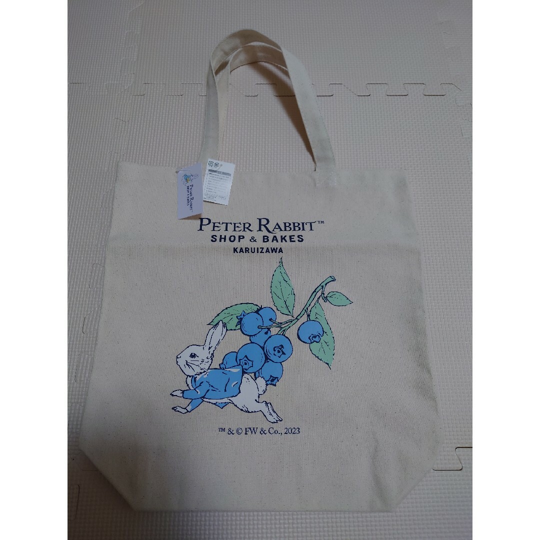 PETER RABBIT（TM）(ピーターラビット)のピーターラビット　軽井沢　軽井沢限定　トートバッグ　SHOP＆BAKES エンタメ/ホビーのおもちゃ/ぬいぐるみ(キャラクターグッズ)の商品写真