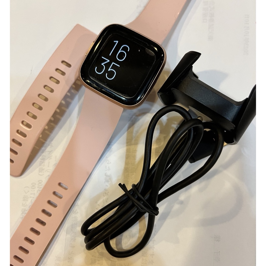 Apple Watch(アップルウォッチ)のFitbit Versa 2 スマートウォッチ ペタル/カッパーローズ  メンズの時計(腕時計(デジタル))の商品写真