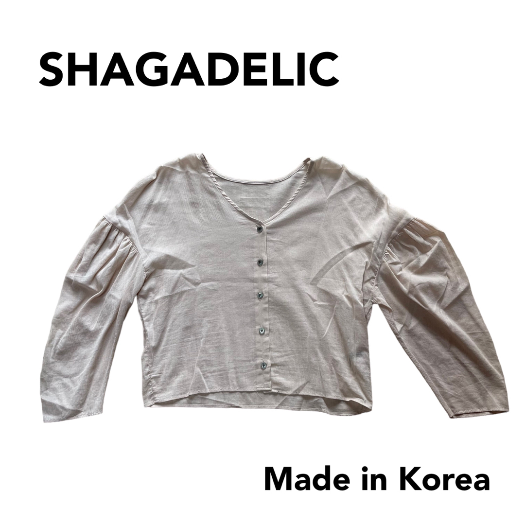 SHAGADELIC(シャガデリック)のSHAGADELIC ノーカラーパフスリーブトップス ピンクベージュ レディースのトップス(シャツ/ブラウス(長袖/七分))の商品写真