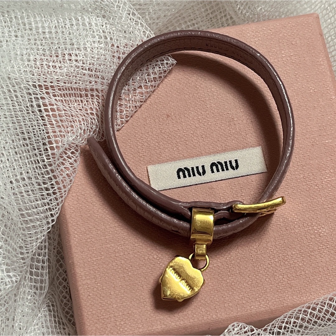 MIUMIUマドラスレザークリスタルハートチャームブレスレット