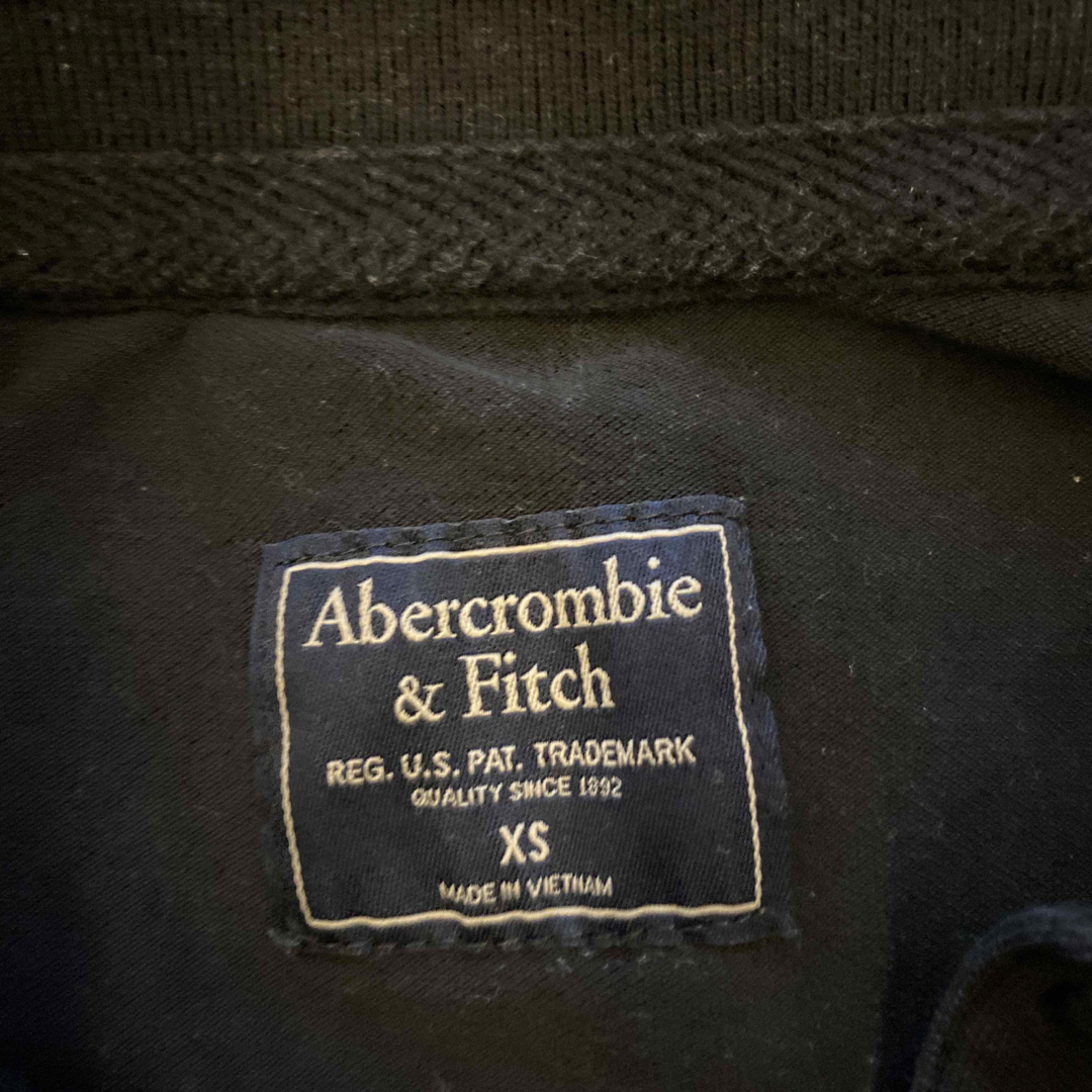 Abercrombie&Fitch(アバクロンビーアンドフィッチ)のアバクロ　abercrombie&fitch ポロシャツ　黒 メンズのトップス(ポロシャツ)の商品写真
