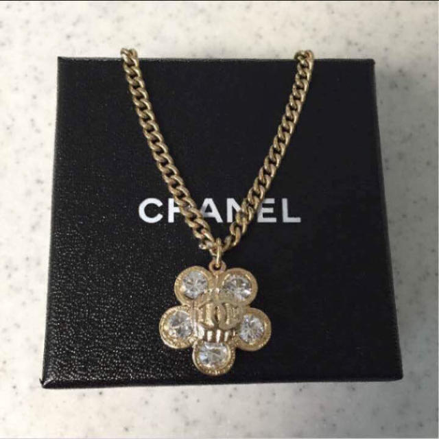 CHANEL(シャネル)の新品未使用☆ CHANNEL シャネル フラワー ネックレス レディースのアクセサリー(ネックレス)の商品写真