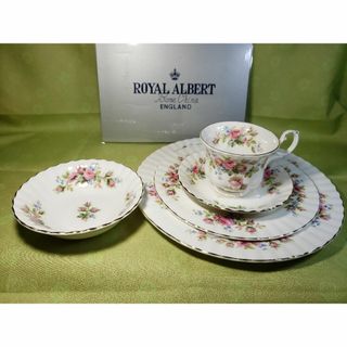 ロイヤルアルバート(ROYAL ALBERT)のロイヤルアルバート　モスローズ　Ｃ＆Ｓ＆20.26cmプレート＆14cmボウル(食器)