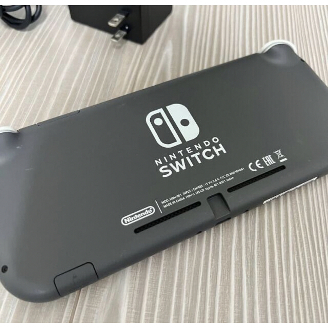 Nintendo Switch(ニンテンドースイッチ)の任天堂　switch light  グレー エンタメ/ホビーのゲームソフト/ゲーム機本体(携帯用ゲーム機本体)の商品写真