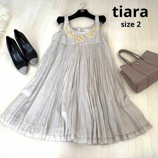 ティアラ(tiara)のtiara ティアラ　プリーツワンピース　お花ワンピース　ベージュ　2サイズ(ミニワンピース)