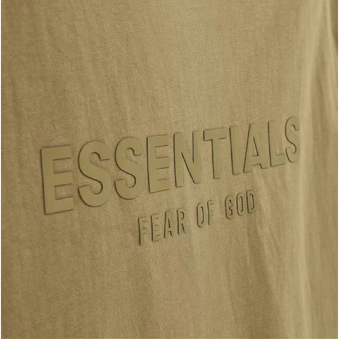 FEAR OF GOD(フィアオブゴッド)の新品 FOG ESSENTIALS S Tシャツ アンバー 21AW メンズのトップス(Tシャツ/カットソー(半袖/袖なし))の商品写真