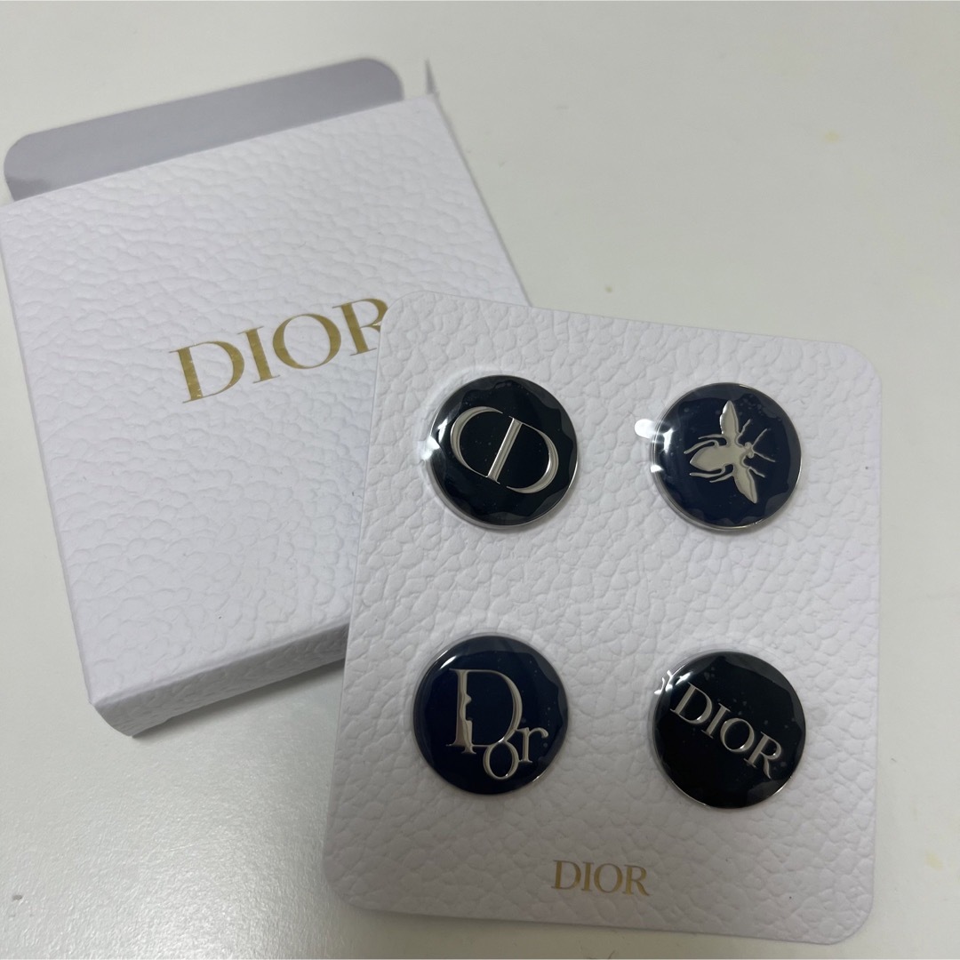 Dior(ディオール)のDIOR バッヂ エンタメ/ホビーのアニメグッズ(バッジ/ピンバッジ)の商品写真