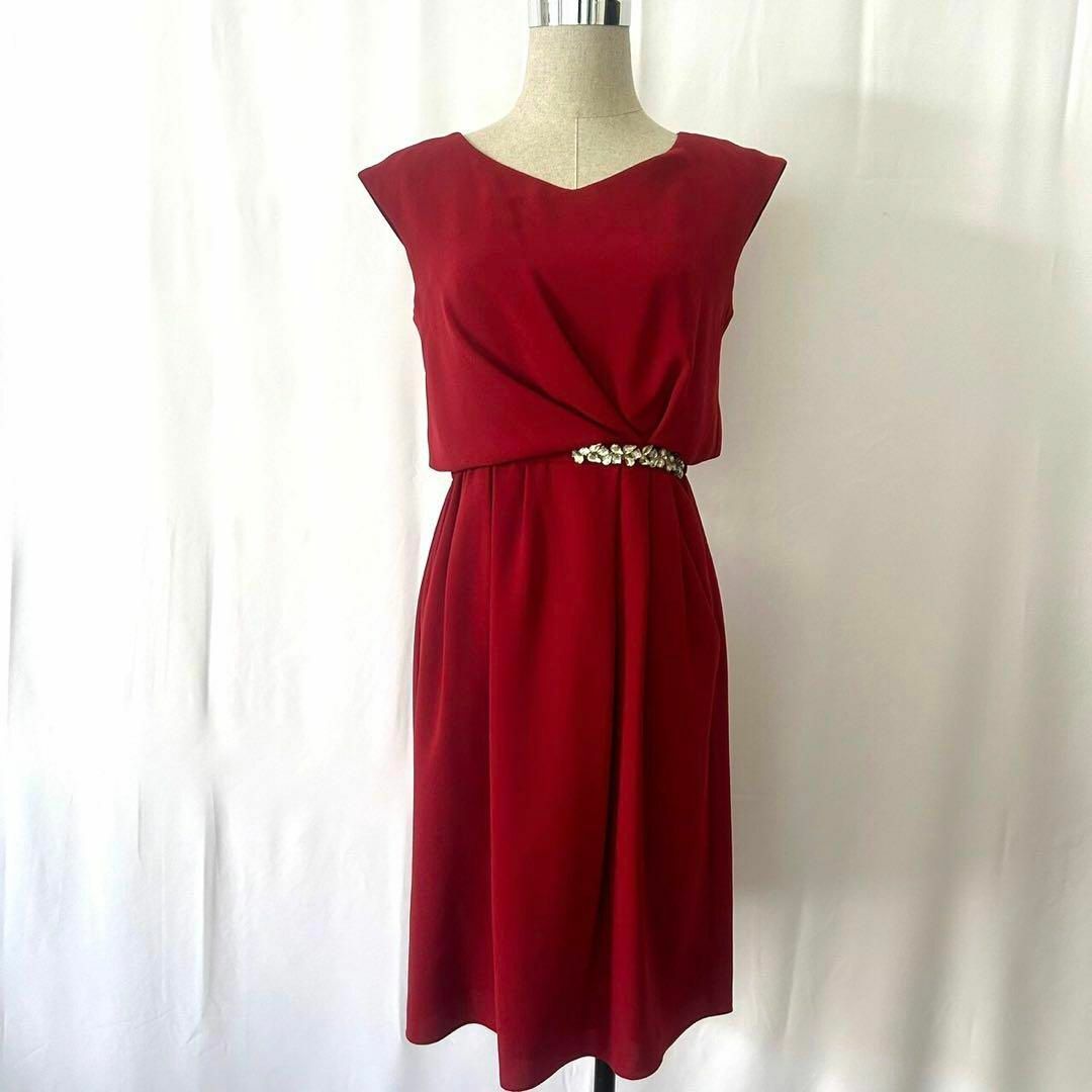 ノースリーブ赤ビジュードレス　size M レディースのワンピース(ひざ丈ワンピース)の商品写真
