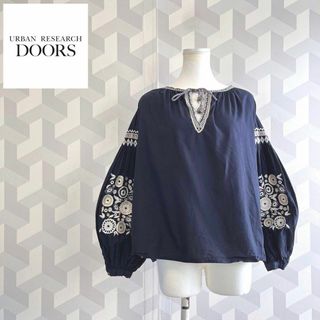 アーバンリサーチドアーズ(URBAN RESEARCH DOORS)の【アーバンリサーチ ドアーズ】オーバーサイズ 刺繍エンブロイダリーブラウス 黒(シャツ/ブラウス(長袖/七分))