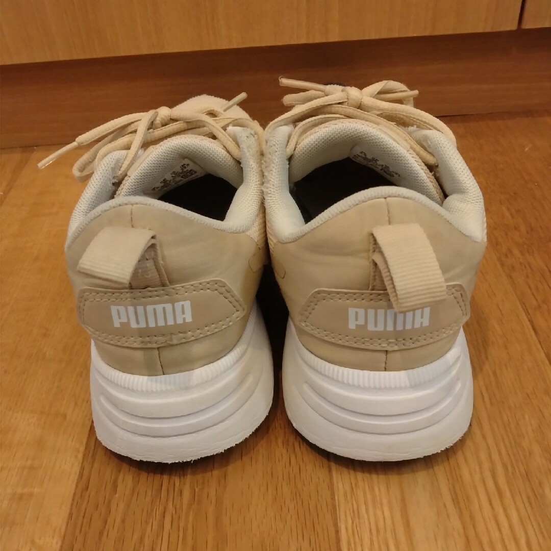 PUMA(プーマ)のキッズ PUMA スニーカー 22.5cm ベージュ キッズ/ベビー/マタニティのキッズ靴/シューズ(15cm~)(スニーカー)の商品写真