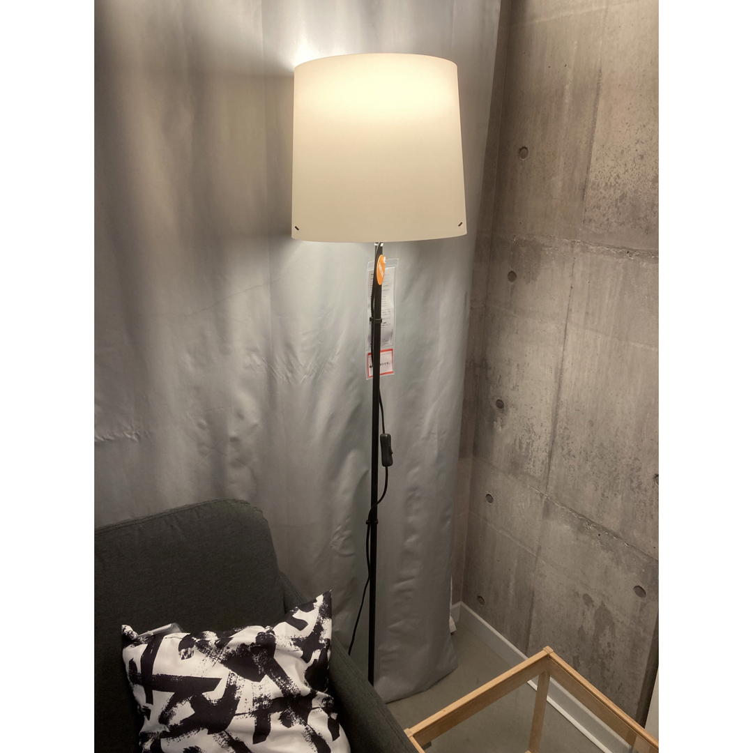 IKEA(イケア)の【新品】IKEA イケア バルラスト フロアランプ ホワイト 150 cm インテリア/住まい/日用品のライト/照明/LED(フロアスタンド)の商品写真