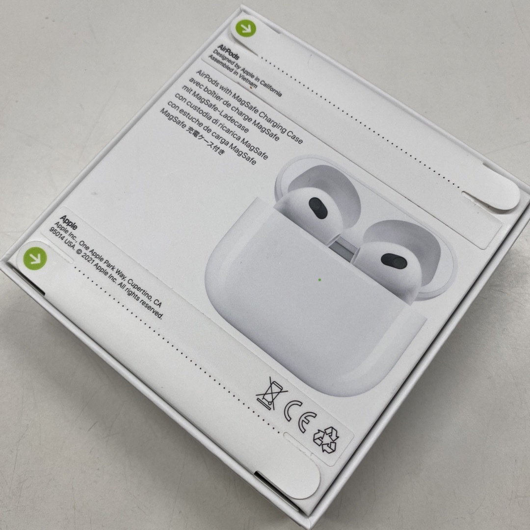 Apple(アップル)の正規品 Apple AirPods 第3世代 MME73J/A 新品 スマホ/家電/カメラのオーディオ機器(ヘッドフォン/イヤフォン)の商品写真