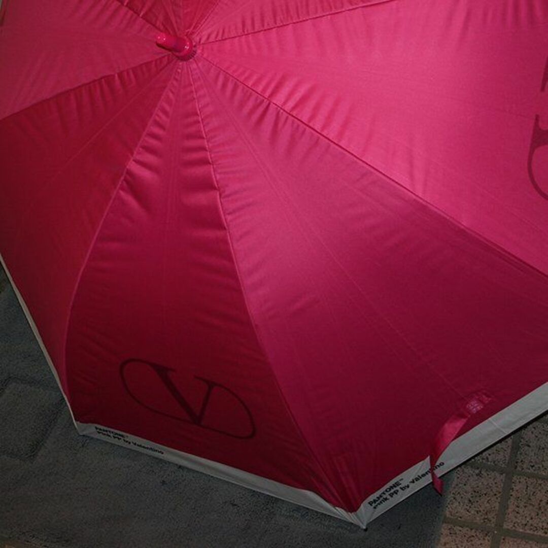 VALENTINO(ヴァレンティノ)のヴァレンティノ　パントン ◇未使用PANTONE PINK PP 傘ラージサイズ レディースのファッション小物(傘)の商品写真