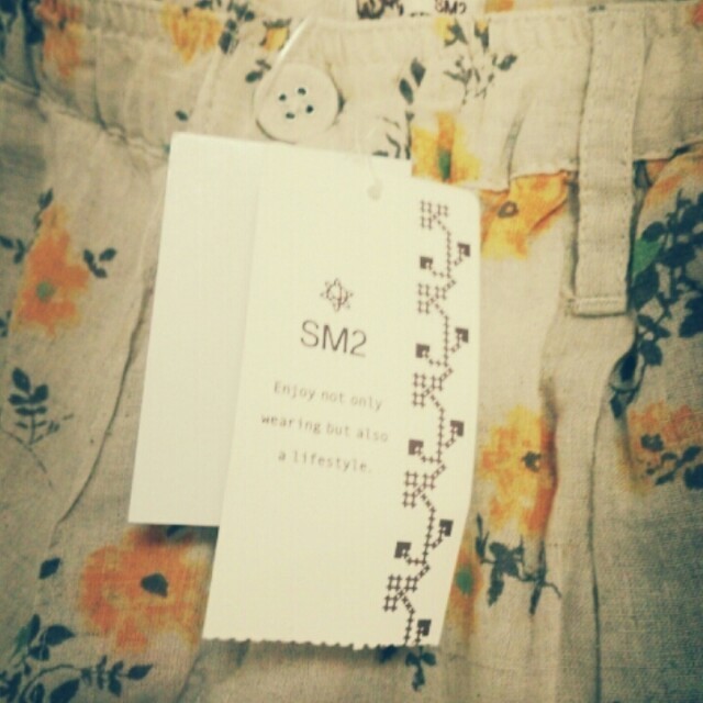 SM2(サマンサモスモス)のSM2 綿麻花柄パンツ【未使用】 レディースのパンツ(カジュアルパンツ)の商品写真