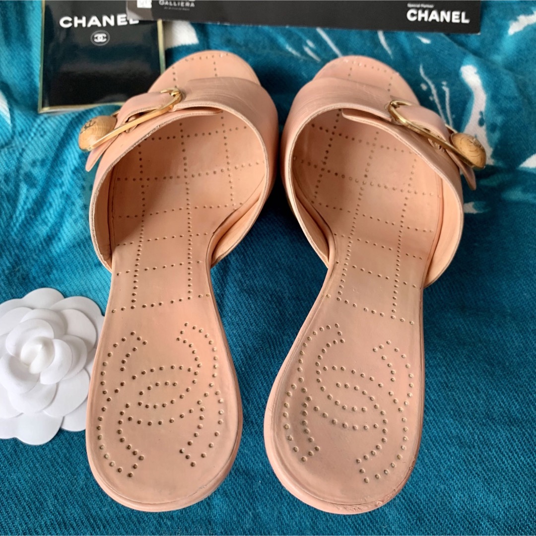 CHANEL(シャネル)のCHANEL シャネル　ミュール　サンダル　ココマーク　ロゴ入り　ピンク レディースの靴/シューズ(ミュール)の商品写真