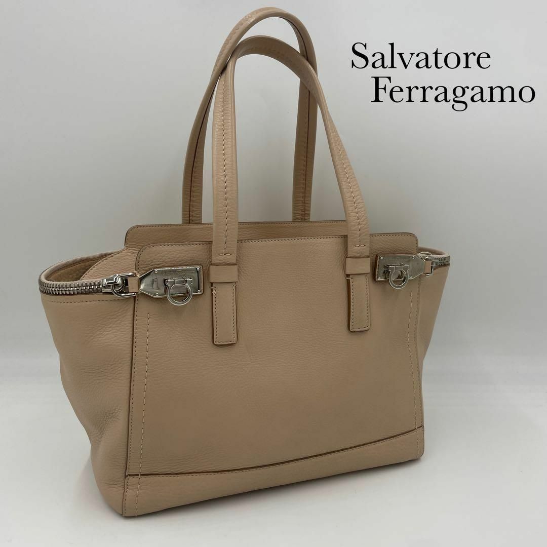 Salvatore Ferragamo(サルヴァトーレフェラガモ)の極美品✨サルヴァトーレフェラガモ　アリアナ　ハンドバッグ　ガンチーニ　レザー レディースのバッグ(ハンドバッグ)の商品写真