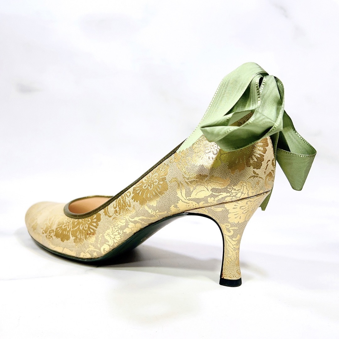EIZO(エイゾー)の【新品未使用】EIZO エイゾー  花柄 パンプス ゴールド グリーン 24.5 レディースの靴/シューズ(ハイヒール/パンプス)の商品写真