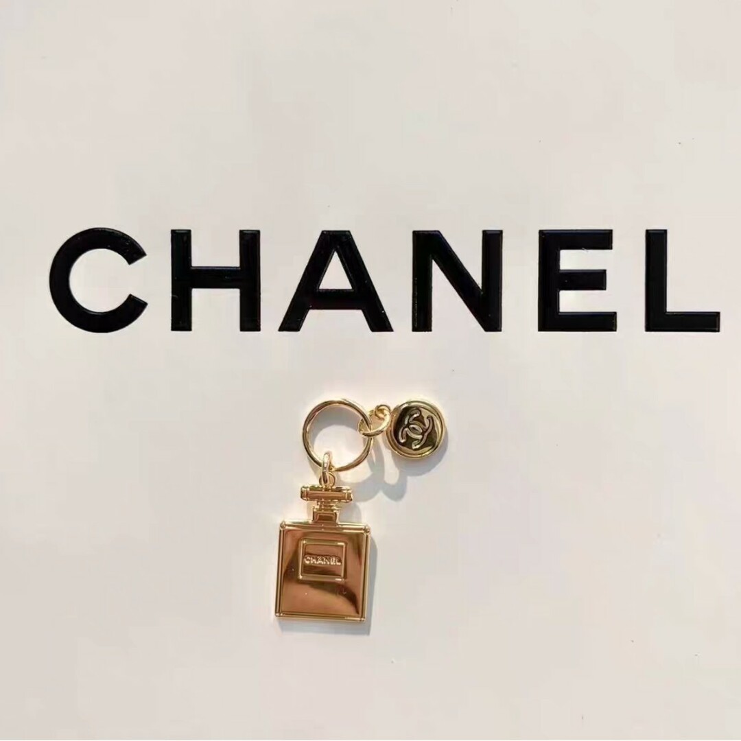 CHANEL(シャネル)の新品未使用 CHANEL シャネル ホリデー チャーム レディースのアクセサリー(チャーム)の商品写真