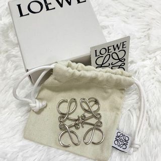 ロエベ(LOEWE)の【良品】LOEWE アナグラム　シルバー　ブローチ(ブローチ/コサージュ)