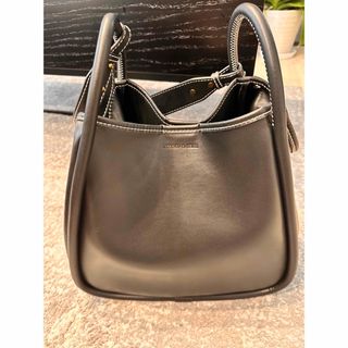 チャールズアンドキース(Charles and Keith)のCharles and Keith トートバッグ　ブラック(トートバッグ)