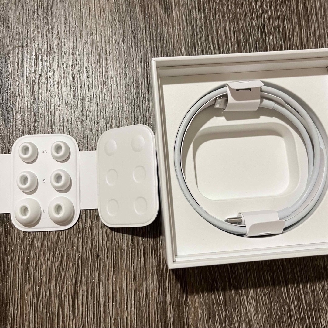 Apple(アップル)のAirPods Pro 第二世代 スマホ/家電/カメラのオーディオ機器(ヘッドフォン/イヤフォン)の商品写真