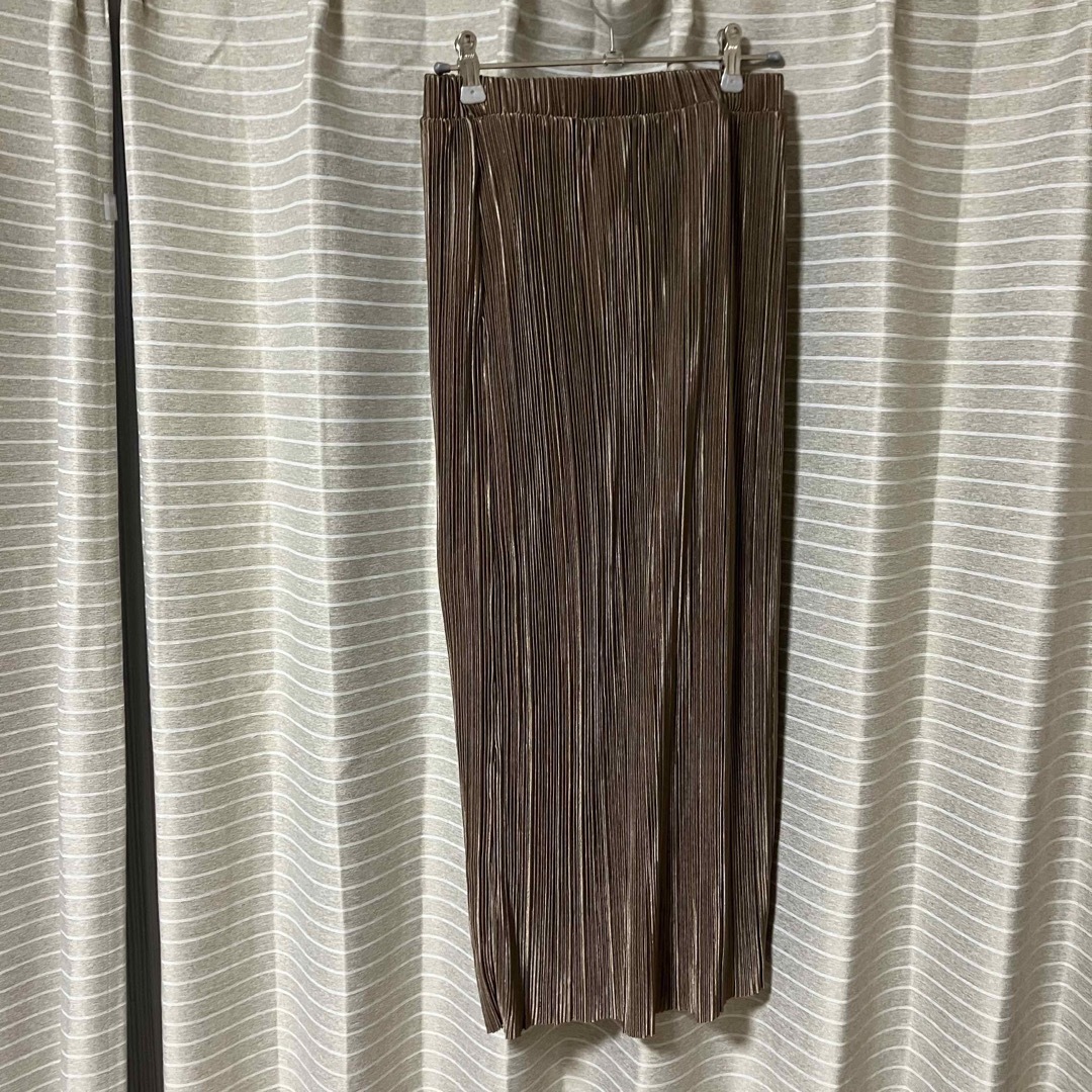 GU(ジーユー)のGU ランダムプリーツナロースカート　ブラウン　S レディースのスカート(ロングスカート)の商品写真