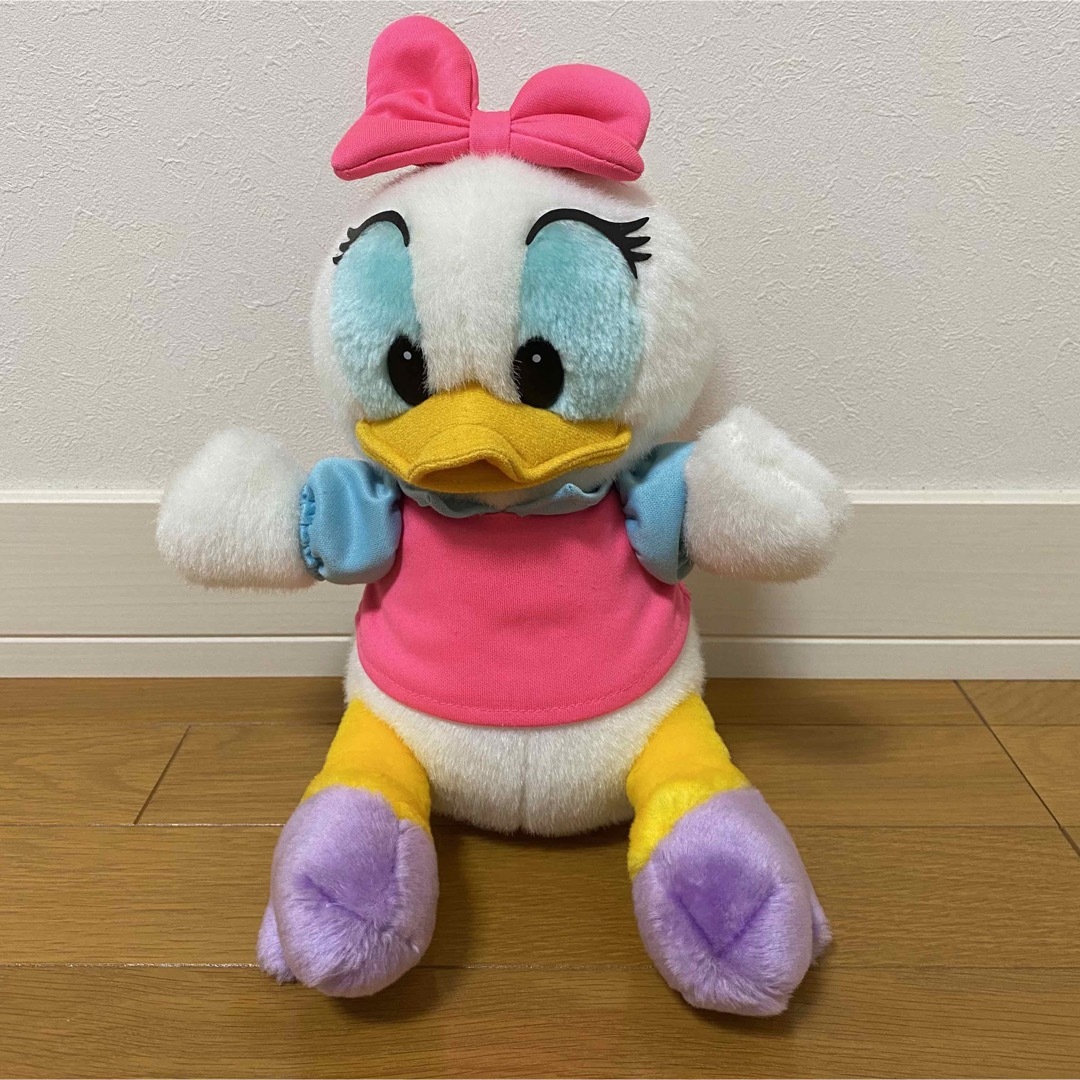 Disney(ディズニー)のDisney  ディズニー　ディズニーシー　デイジー　ぬいぐるみ　28㎝ エンタメ/ホビーのおもちゃ/ぬいぐるみ(キャラクターグッズ)の商品写真