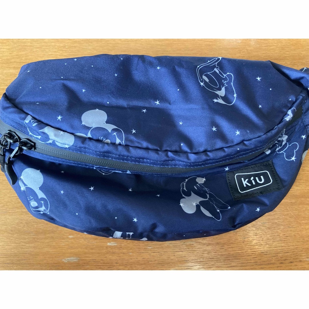 KiU(キウ)の美品キウ Kiu ✖️ディズニーk84 Water Proof Body Bag レディースのバッグ(ボディバッグ/ウエストポーチ)の商品写真