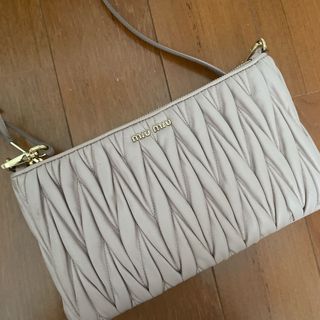 ミュウミュウ(miumiu)のmiumiu バッグ(ショルダーバッグ)