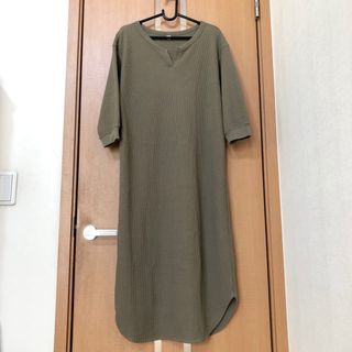 ユニクロ(UNIQLO)のUNIQLO*ワッフルキーネックロングワンピース👗Mサイズ*カーキ*ゆったりめ(ロングワンピース/マキシワンピース)