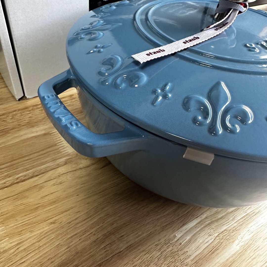 新品 ラスト1点staub ストウブ フルールドリス ココット サックス