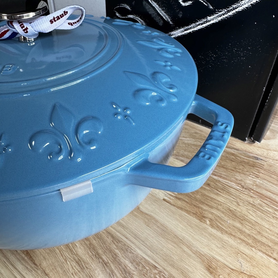 新品 ラスト1点staub ストウブ フルールドリス ココット サックス